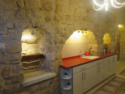 萨法德אורות בעתיקה - צימרים ונופש בצפת的石质浴室设有水槽和淋浴。