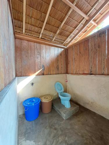 BesirGAM BAY bungalow's的浴室设有蓝色卫生间和2个水桶