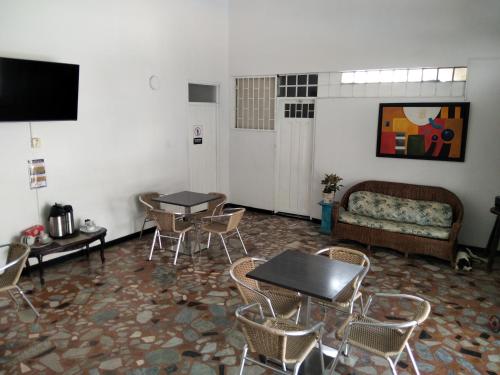 梅尔加HOTEL MACEO MELGAR的配有桌椅和沙发的房间
