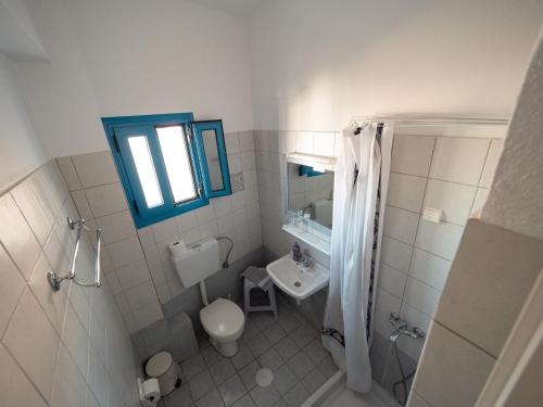 古卡斯特隆Hellas的一间带卫生间、水槽和镜子的浴室