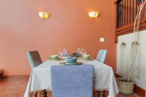 彭蒂克顿Casa Grande Inn & Suites的一间用餐室,配有一张带蓝桌布的桌子