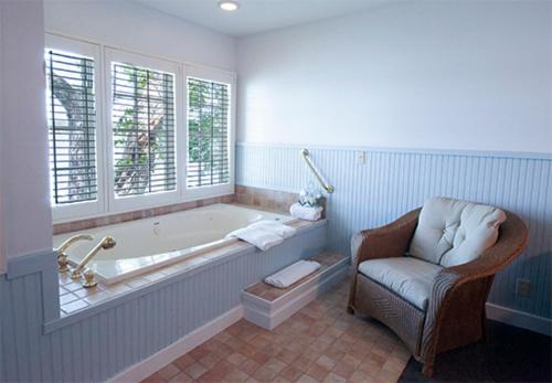 日内瓦湖The Sand Hill Inn的带浴缸、椅子和窗户的浴室