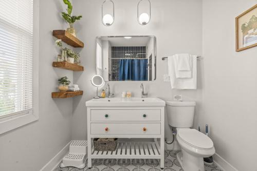费城Kid-Friendly Fishtown Family Retreat with Game Room的白色的浴室设有水槽和卫生间。