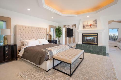洛杉矶Stradella的一间卧室设有一张大床和一个壁炉