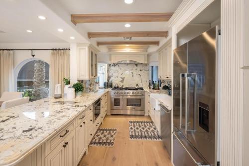 洛杉矶Stradella的一个带大理石台面和不锈钢用具的大厨房