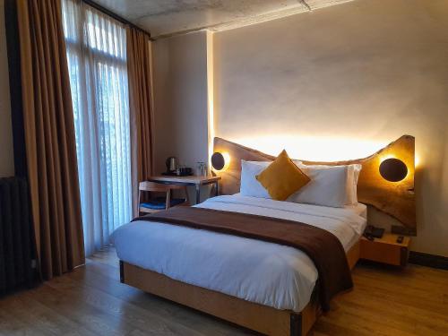 伊斯坦布尔Taksimbul Design Hotel的一间设有大床和窗户的酒店客房