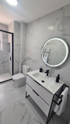 科尔多瓦Albolafia junto Puente Romano的白色的浴室设有水槽和镜子