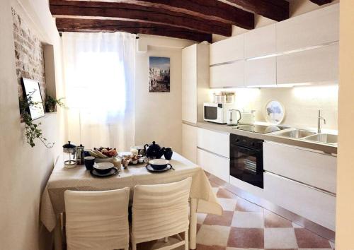 威尼斯Ca' Spendore del Sole的厨房配有桌椅