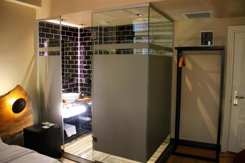 伊斯坦布尔Taksimbul Design Hotel的玻璃淋浴间的门,浴室