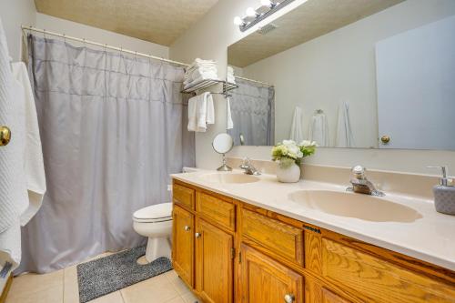 杰汉奈Spacious Home with Deck - 9 Mi to Downtown Columbus的一间带水槽、卫生间和镜子的浴室