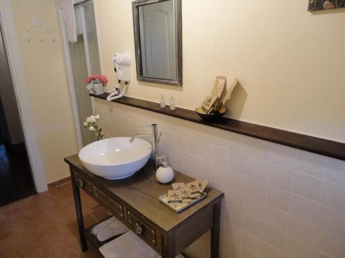 彭纳比利Casa Shalom的一间带水槽和镜子的浴室