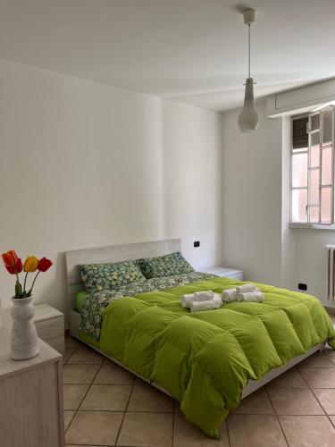 伦诺Cà del Fili的一间卧室配有一张带毛巾的大型绿床