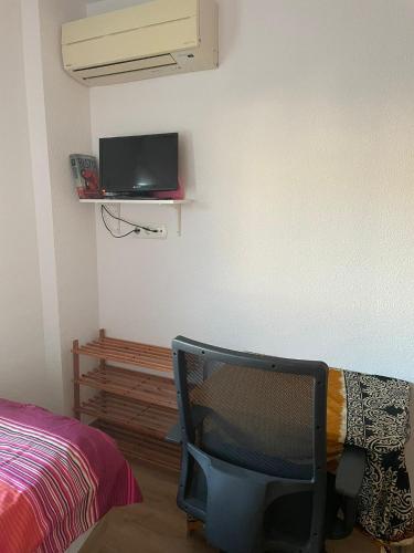 林孔-德拉维多利亚Habitación privada en Rincón的电视,客厅里设有床和墙壁