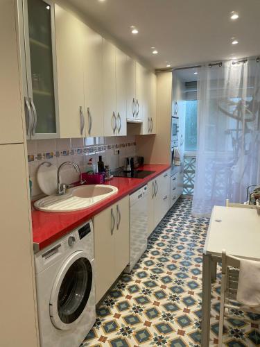 林孔-德拉维多利亚Habitación privada en Rincón的厨房配有水槽和洗衣机