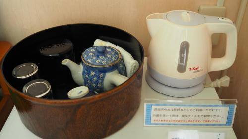 IkedaKokuminshukusha Shodoshima - Vacation STAY 59358v的茶壶和柜台上的搅拌器