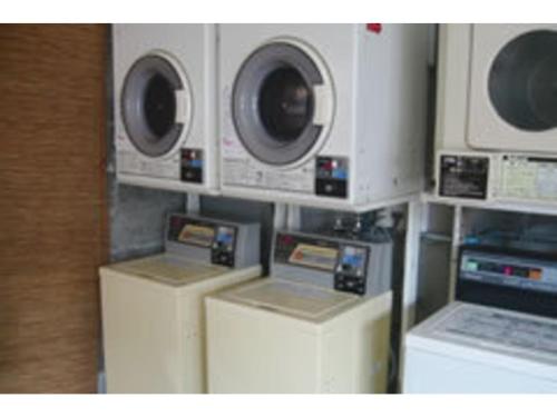 新发田市Hotel Marui - Vacation STAY 99286v的墙上有三个洗涤器和微波炉