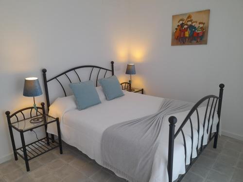 奥良Casa Rosa的卧室配有带蓝色枕头的大型白色床