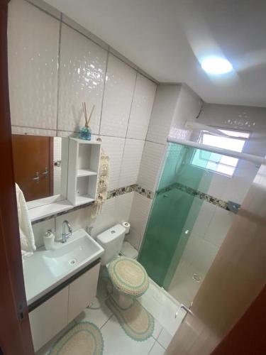 马瑙斯Apartamento Ideal Flores的带淋浴、卫生间和盥洗盆的浴室