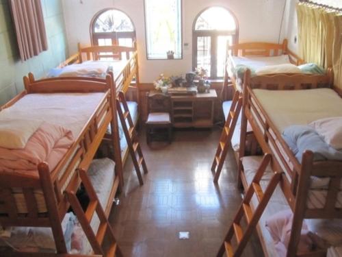 日光Nikko Park Lodge - Vacation STAY 15253v的一间客房内设有四张双层床的房间