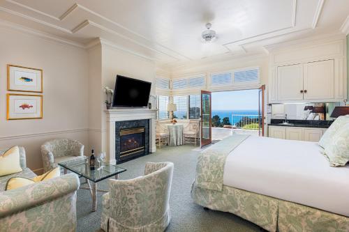 卡梅尔绿林狩猎旅馆的一间卧室设有一张大床和一个壁炉