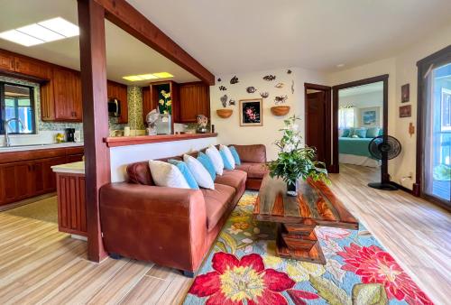 帕霍阿Ocean View Black Sand Beach House @ Kehena beach HI的客厅配有沙发和桌子