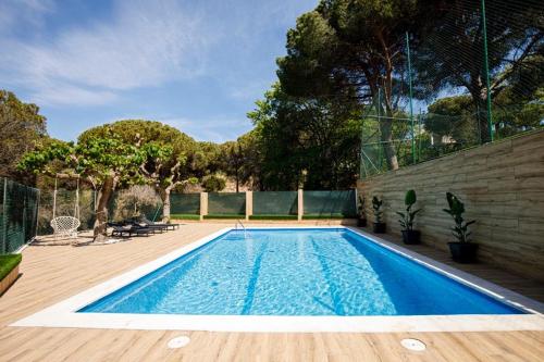托尔德拉Maravillosa casa con piscina grande y bosque的后院的游泳池,设有木甲板