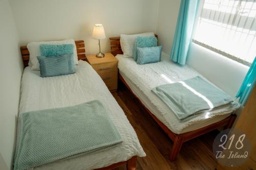 卡纳芬The Cabin, Glan Gwna的带窗户的客房内设有两张单人床。