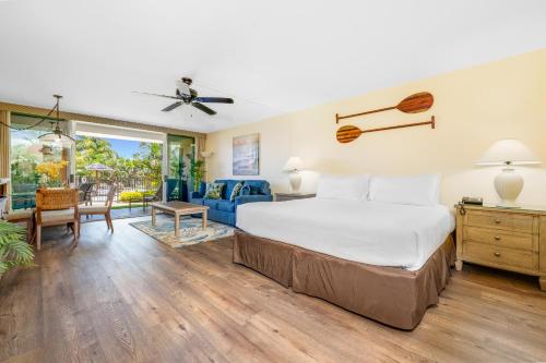 卡哈纳Maui Eldorado E106的一间卧室设有一张床和一间客厅。