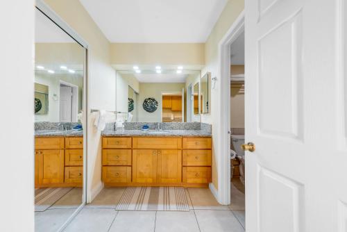 卡哈纳Maui Eldorado E106的一间带两个盥洗盆和大镜子的浴室