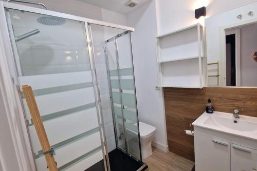 马德里Loft en Madrid junto al metro.的带淋浴、卫生间和盥洗盆的浴室