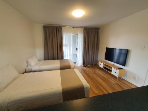 奥克兰海洋汽车旅馆的酒店客房设有两张床和一台平面电视。