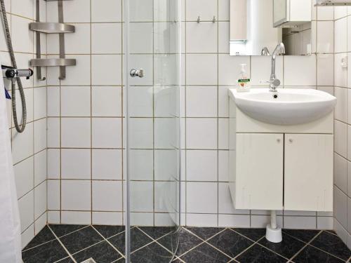 内克瑟Holiday home Nexø XLI的一间带水槽和淋浴的浴室