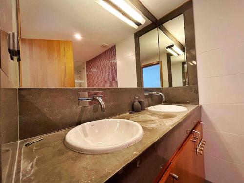阿尔热祖尔Olive Tree Sunset View - V3 luxo vista mar的一间带两个盥洗盆和大镜子的浴室