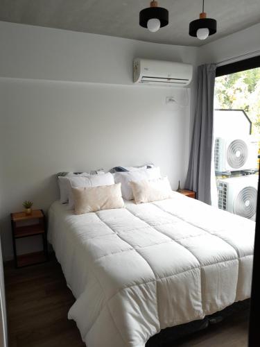 布宜诺斯艾利斯Apartamento Nuevo a Estrenar的卧室配有一张大白色床和窗户