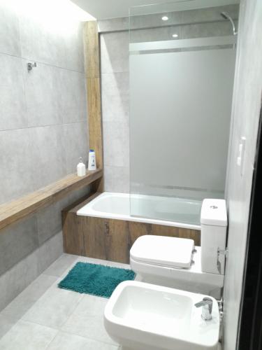 布宜诺斯艾利斯Apartamento Nuevo a Estrenar的一间带卫生间和浴缸的浴室
