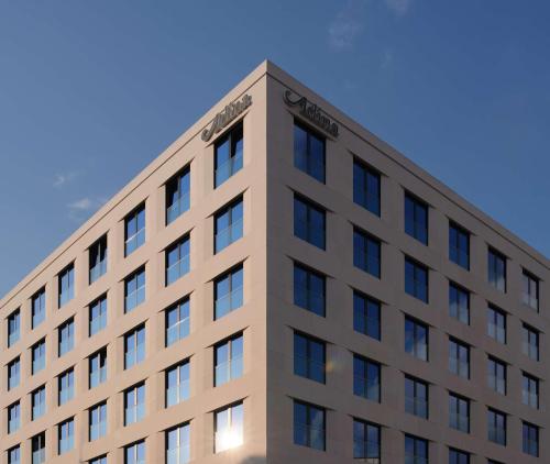 威斯巴登Adina Apartment Hotel Wiesbaden的上面标有标志的办公楼