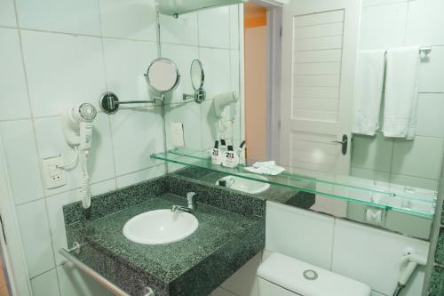 莫索罗魏里奥斯特酒店的一间带水槽和镜子的浴室