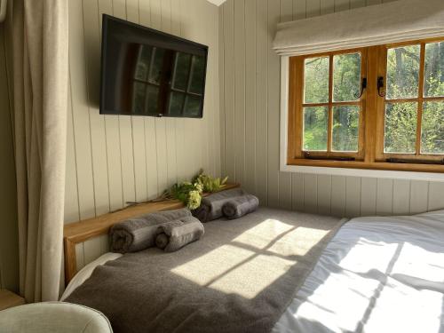 彻克Kingfisher的卧室配有一张床,墙上配有电视。