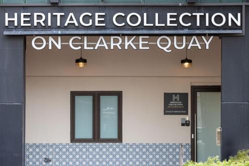 新加坡Heritage Collection on Clarke Quay - A Digital Hotel的克拉科兹小巷里读到遗产收藏的标志