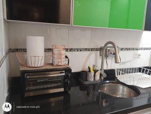 波哥大Apartamento sector exclusivo acogedor的厨房台面设有水槽和水槽