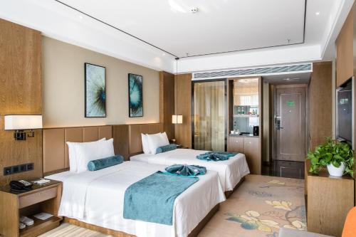 重庆重庆禧满鸿福酒店(蔡家地铁站店)的酒店客房设有两张床和电视。