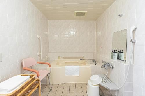 东京Forest Hongo by unito的带浴缸和盥洗盆的浴室