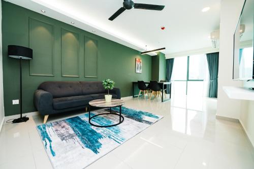 吉隆坡Chill Suites Kuala Lumpur的客厅配有沙发和桌子