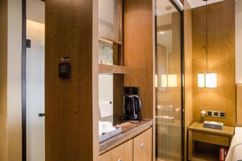 重庆重庆禧满鸿福酒店(蔡家地铁站店)的浴室设有玻璃门,通往房间