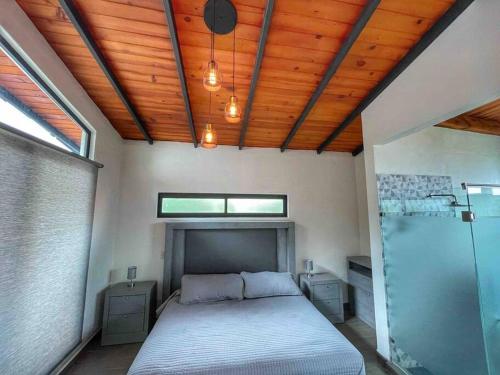 马萨米特拉Chalet 08的一间卧室设有一张床和木制天花板