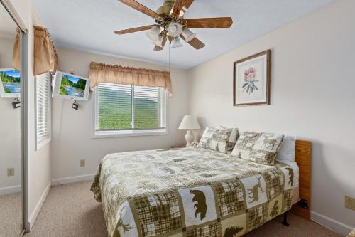 加特林堡Deer Ridge Mountain Resort C202的一间卧室配有一张床和吊扇