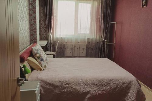 乌兰巴托OUNT-Central location, spacious, cozy and secure的一间小卧室,配有床和窗户