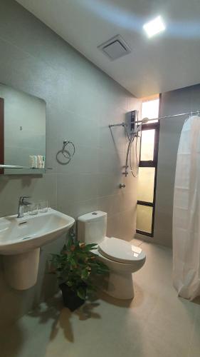 碧瑶Hotel Mirador的一间带卫生间和水槽的浴室