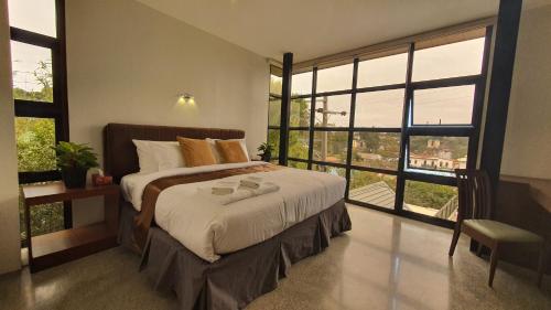 碧瑶Hotel Mirador的一间卧室设有一张床和一个大窗户