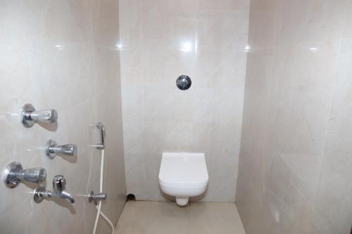 HaldiaSTAYMAKER Hotel Suraj - Only Indian Citizens Allowed的浴室位于隔间内,设有白色卫生间。
